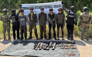 Caen 8 presuntos criminales y desmantelan narcocampamento en Sinaloa; aseguran armas de fuego, artefactos explosivos y droga