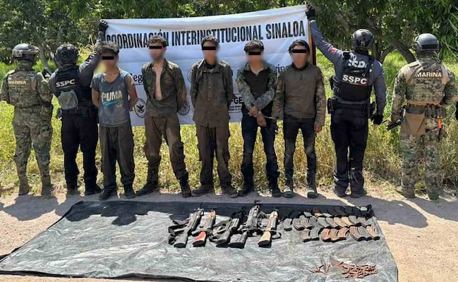 Caen 8 presuntos criminales y desmantelan narcocampamento en Sinaloa; aseguran armas de fuego, artefactos explosivos y droga