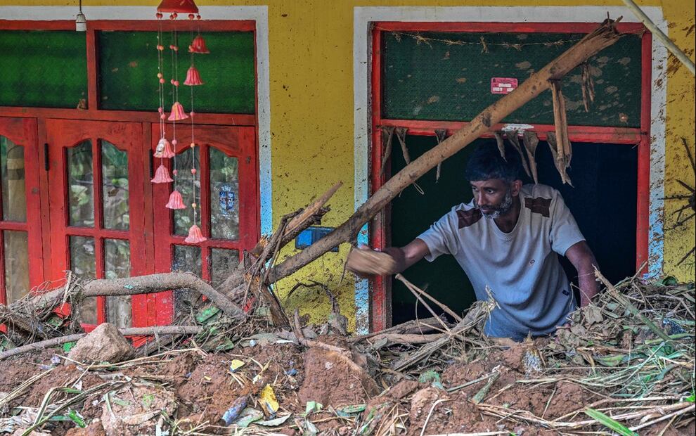 Un hombre retira los escombros de su casa tras los deslizamientos de tierra provocados por el ciclón Ditwah en la aldea de Hadabima, cerca de Sarasavigama, Sri Lanka, el 4 de diciembre de 2025. Foto: AFP