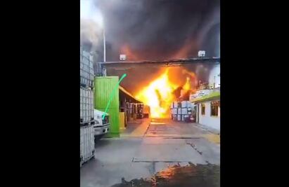 Reportan fuerte incendio en fábrica de químicos en Chicoloapan