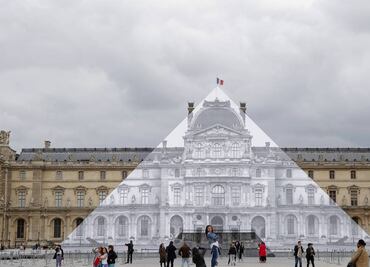 Pirámide del Louvre "desaparece" por arte de JR