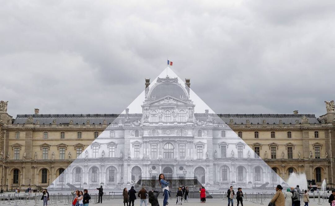 El artista francés quiso capitalizar la plaza y el panel de vidrio como uno de los sitios donde más selfis se toman en el mundo. (FOTO: AP)