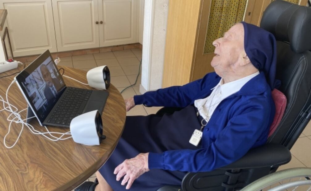 Con champaña, monja que sobrevivió a dos guerras mundiales y a Covid-19 celebra 117 años