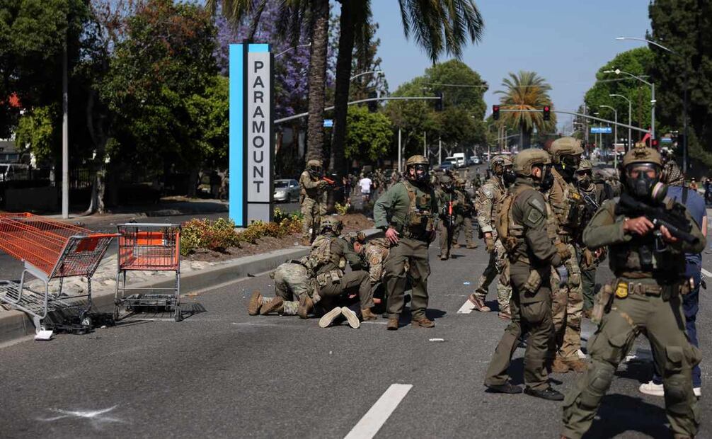 Un manifestante es arrestado durante un enfrentamiento con agentes federales cerca de un Home Depot tras una redada realizada por el Servicio de Inmigración y Control de Aduanas (ICE) en Paramount, California, EE. UU., el 7 de junio de 2025. Esto ocurre un día después de que las autoridades federales de inmigración arrestaran a más de 40 personas en Los Ángeles, mientras los manifestantes se congregaban frente a un centro de detención federal. Foto: EFE