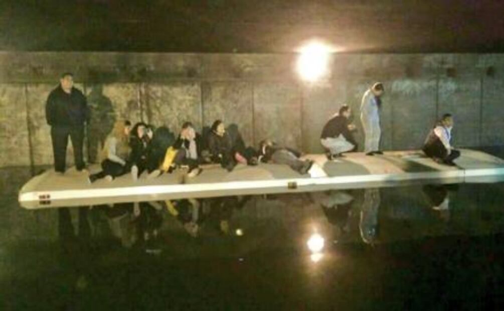 Fotos. Se las ingenian para librar efectos de la lluvia de ayer 