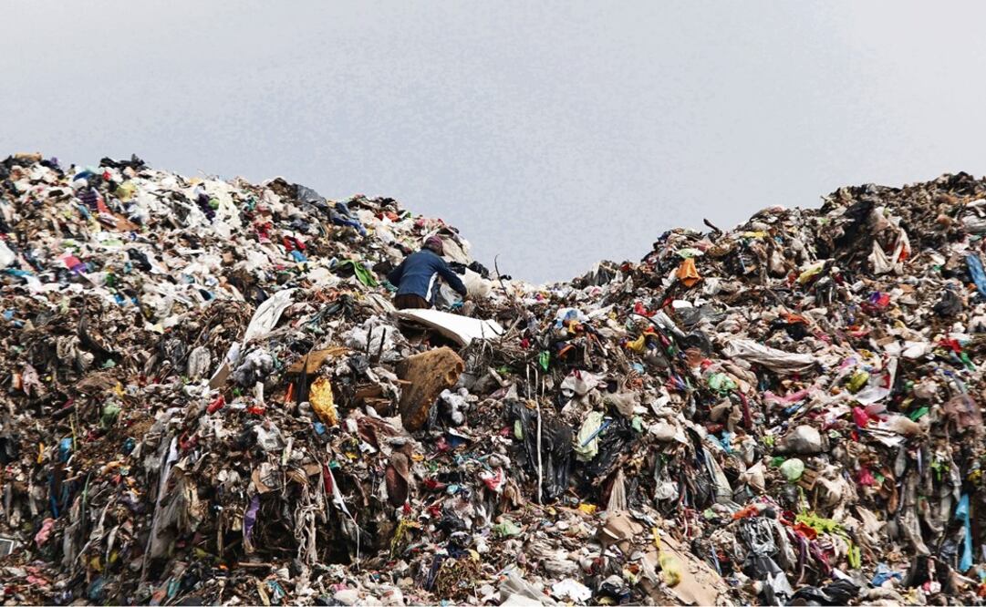 The landfill is polluting a nearby river – Photo: Carlos Mejía/EL UNIVERSAL