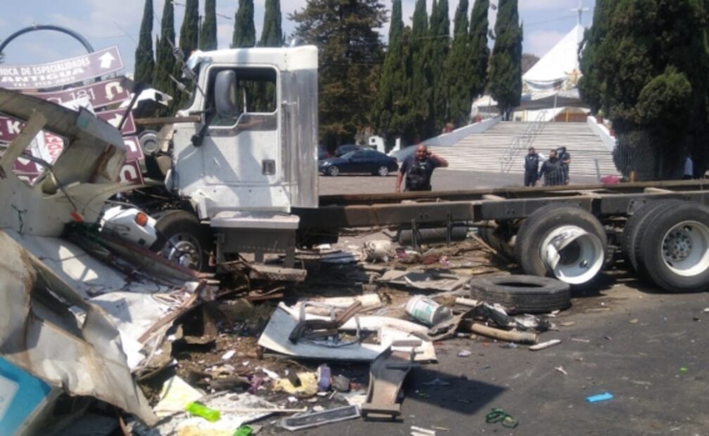 Volcadura de una pipa deja tres lesionados y diversos daños en Atizapán