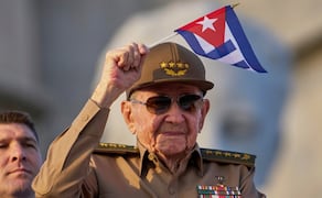 Raúl Castro ondea una bandera nacional cubana durante un desfile del Primero de Mayo en la Plaza de la Revolución en La Habana. Foto: AP