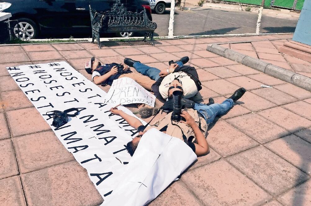 Periodistas michoacanos se tiraron al piso para representar su muerte y manifestarse por los recientes asesinatos de sus colegas (CORTESÍA)