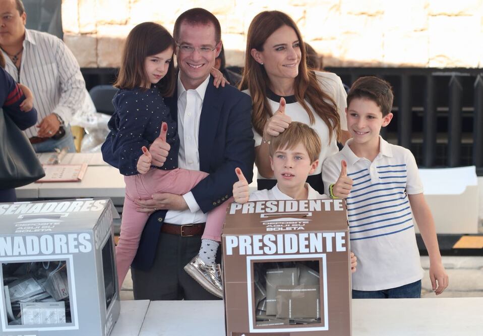 Ricardo Anaya y su familia durante su voto en la casilla 0485 en Querétaro (Foto: Ariel Ojeda / EL UNIVERSAL)