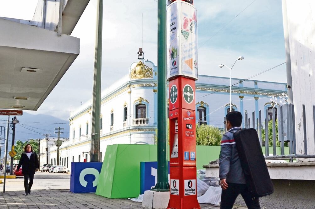 Según el Sistema Estatal de Seguridad Pública, los postes buscan reducir los delitos menores y cuentan con cámaras que vigila personal de C-4, un botón de emergencia y servicio de internet (ROBERTO AGUILAR. EL UNIVERSAL)