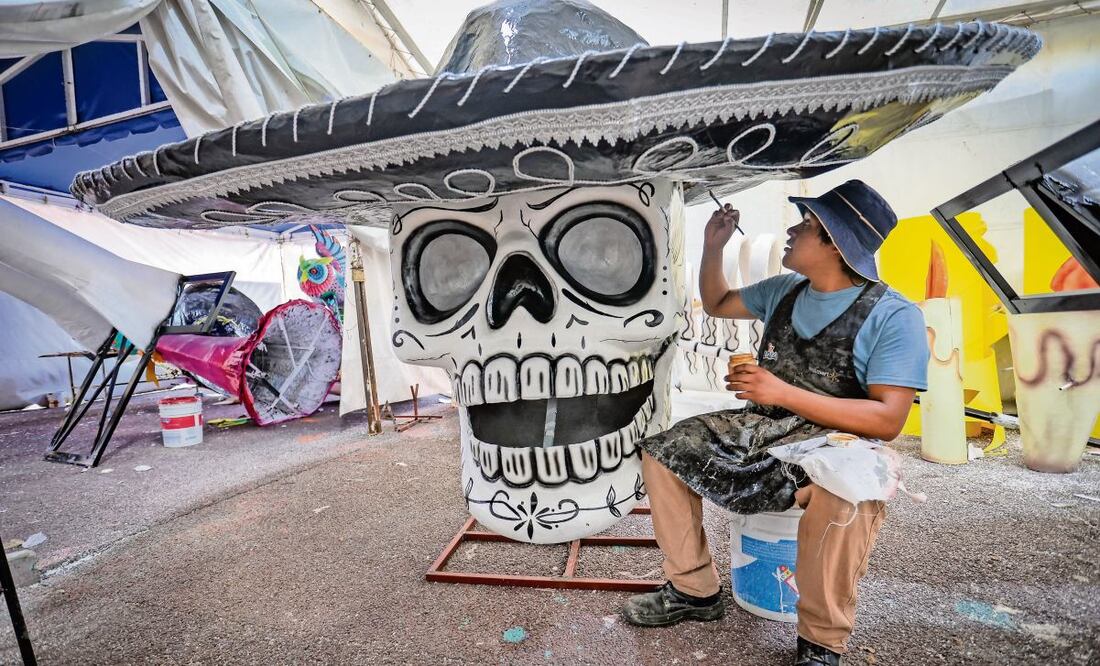 Artesanos elaboran figuras monumentales para el desfile de Día de Muertos en la CDMX. Foto: Luis Camacho / EL UNIVERSAL