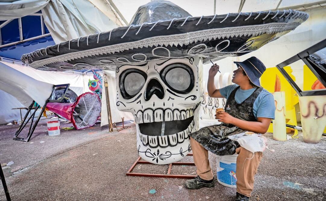 Artesanos elaboran figuras monumentales para el desfile de Día de Muertos en la CDMX. Foto: Luis Camacho / EL UNIVERSAL
