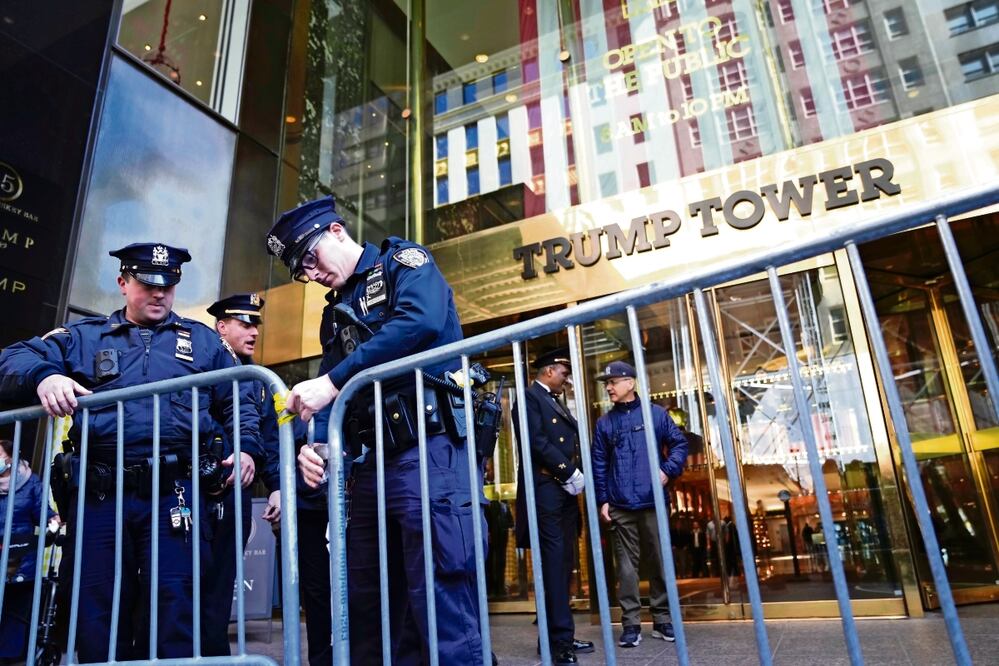 Agentes de policía colocan una barricada frente a la Torre Trump, el martes 21 de marzo, en Nueva York. FOTO: AP