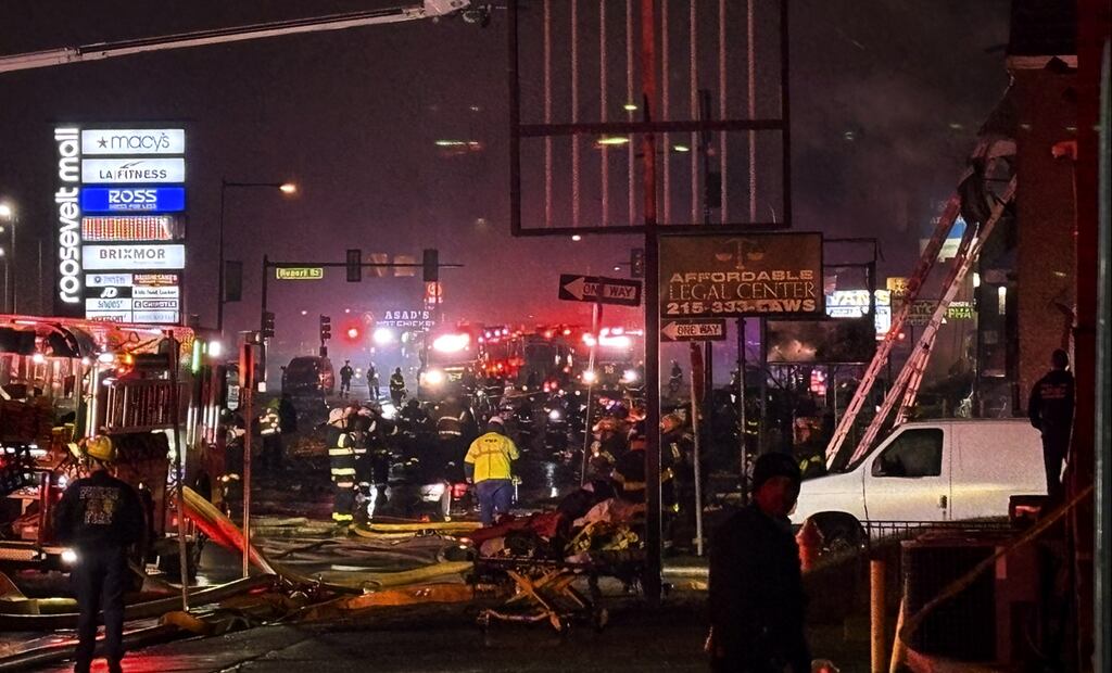 Imagen del accidente aéreo en Philadelphia en donde murieron 6 mexicanos, el 31 de enero de 2025. Foto: AP