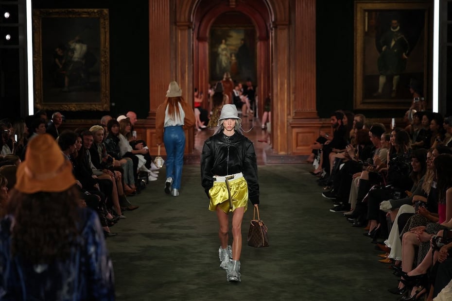 En medio de arte, Louis Vuitton exhibe su colección Crucero 2027. Foto: AFP