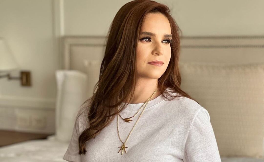 Tania Rincón se sumó a la tendencia de utilizar ropa con acabado metálico. Foto: Instagram @taniarin