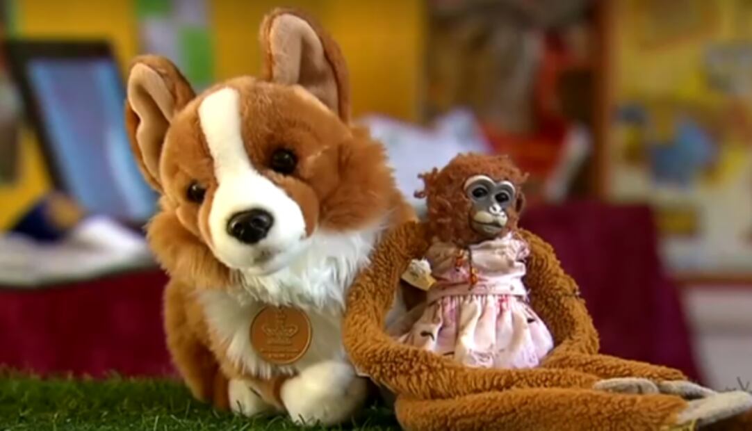 La reina Isabel devuelve un mono de juguete perdido a niña australiana