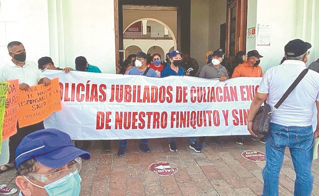 Familias de policías y agentes de seguridad jubilados bloquearon el acceso al palacio municipal de Culiacán para buscar ser atendidos. Foto: Javier Cabrera/ El Universal.