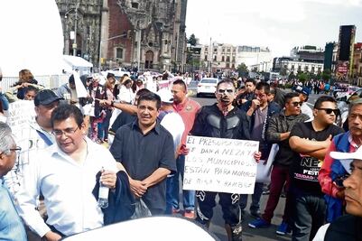 Protestan más de 300 'zombies' frente a Palacio Nacional