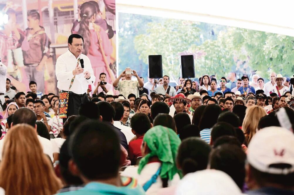 Acompañado del gobernador de Nayarit, Roberto Sandoval, el secretario de Gobernación solicitó hacer un frente común para frenar la violencia que sufren niñas y mujeres jóvenes, sobretodo en las comunidades indígenas (SEGOB)