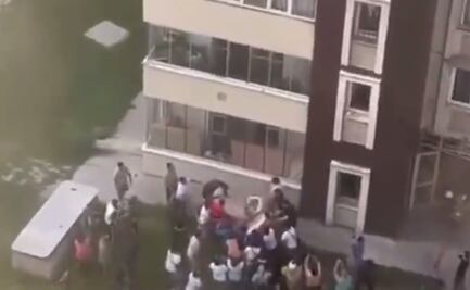 VIDEO: ¡Impactante! Personas saltan por las ventanas de un edificio en Kazajistán para escapar de incendio