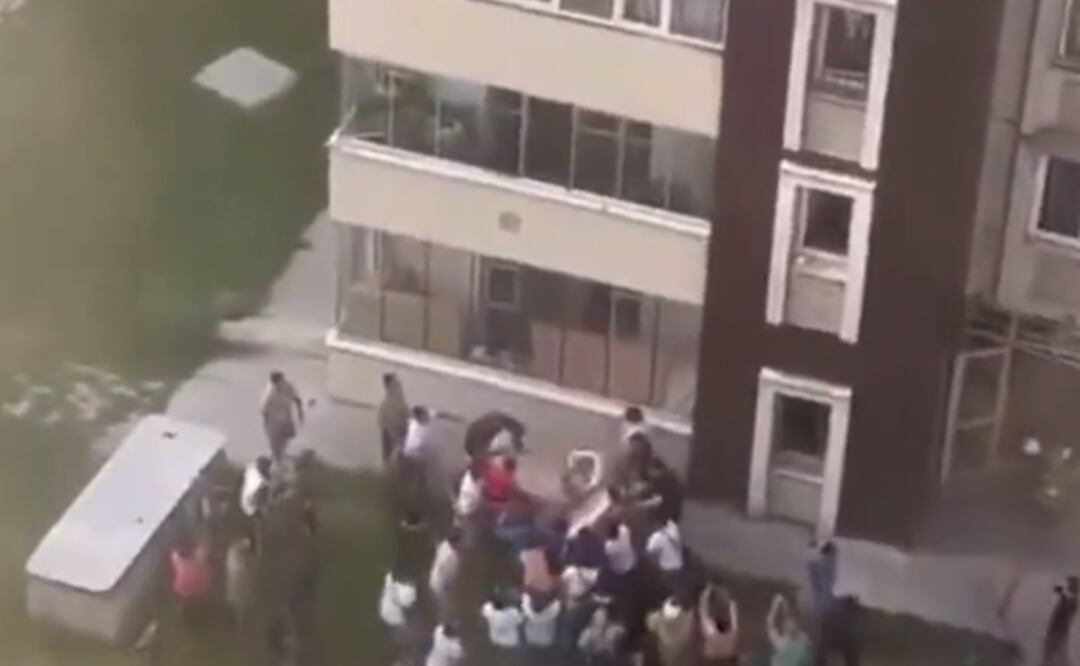 Un incendio de grandes dimensiones en un edificio de 16 plantas en Almaty, en Kazajistán. Foto: Tomada del video