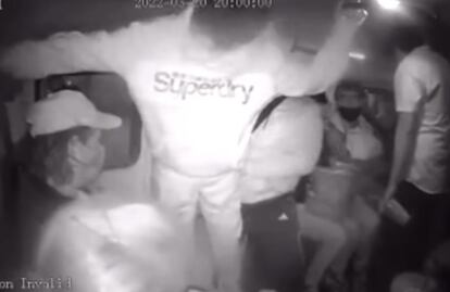 Video. Ladrón dispara tres veces contra pasajeros de combi en Puebla