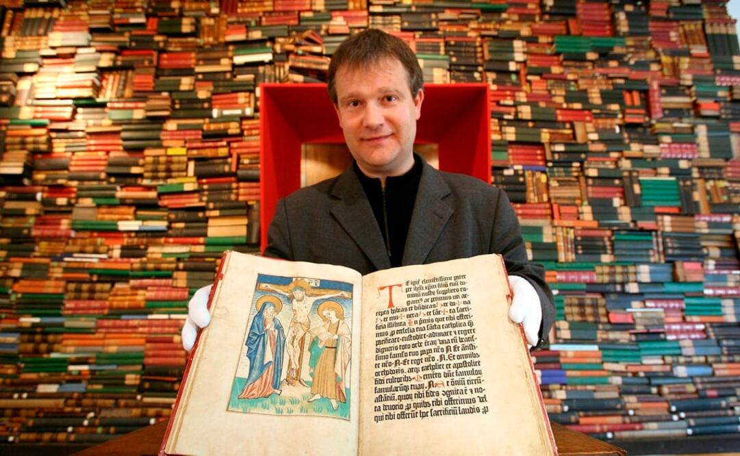 La Biblia de 42 líneas, publicada por Gutenberg en 1454, es el libro más antiguo del mundo. La muestra alberga fotografías de esta obra. Foto: Archivo