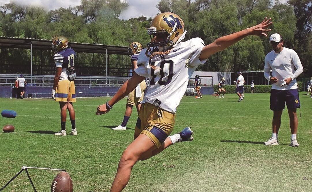 Andrea Martínez, la primera pateadora que jugará en el futbol americano estudiantil de México. FOTO: ESPECIAL
