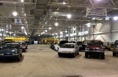 Autos que llevan años abandonados en un aeropuerto, serán subastados