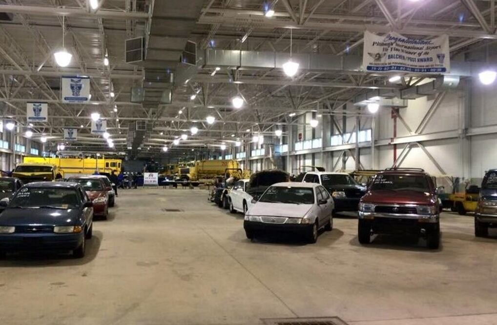 Autos que llevan años abandonados en un aeropuerto, serán subastados