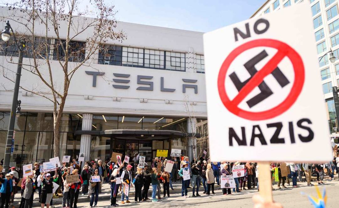 Cientos protestan contra Elon Musk ante concesionarios de Tesla en EU y Europa. (29/03/25) Foto: AFP