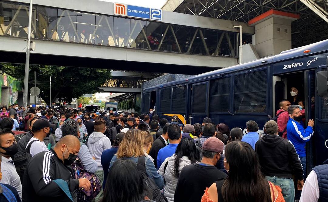 Miles de capitalinos abarrotaron los camiones de la SSC que fueron dispuestos como apoyo. Foto: Valente Rosas/ EL UNIVERSAL.