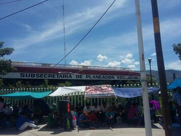 Maestros "toman" oficinas educativas en Chiapas