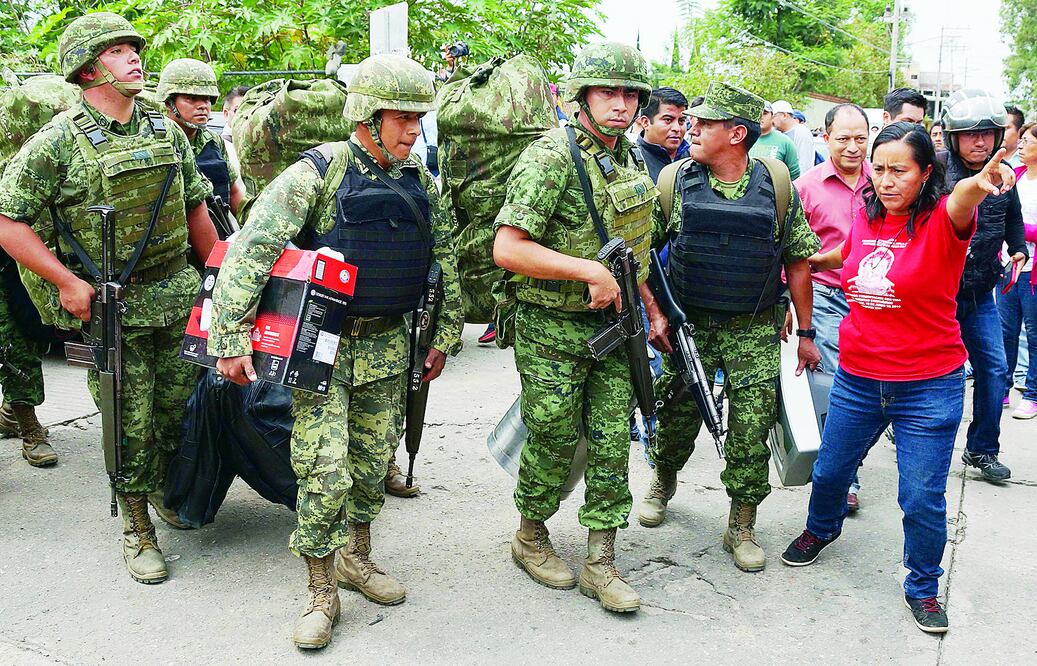 Maestros de la Coordinadora ingresaron en la capital Oaxaca a la junta distrital 08 del INE donde destruyeron mobiliario y desalojaron a los miembros del Ejército que resguardaban el lugar EDWIN HERNÁNDEZ / EL UNIVERSAL)