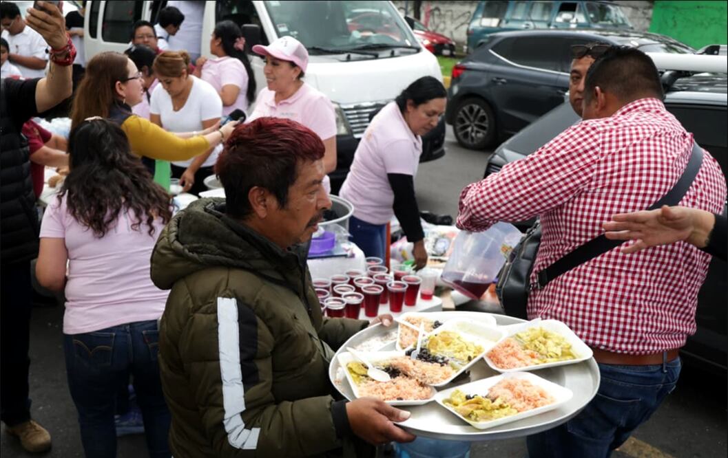 Voluntarios apoyan con comida a familiares de las víctimas por la explosión de pipa en Puente de la Concordia en Hospital Magdalena de las Salinas, en la Ciudad de México, el jueves 11 de septiembre de 2025. Foto: Carlos Mejía/EL UNIVERSAL