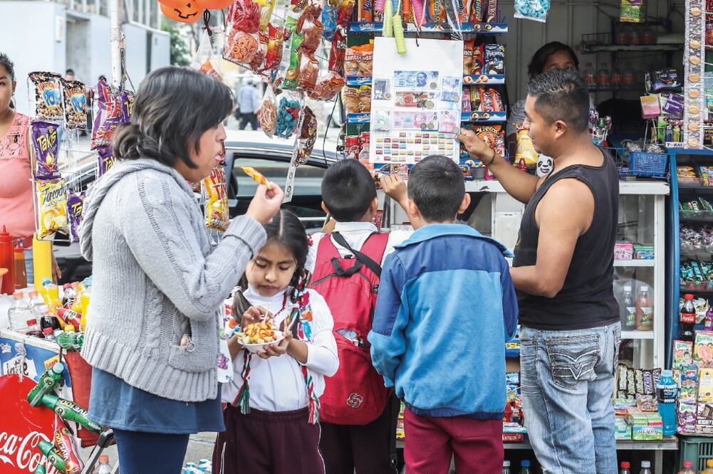 En algunas escuelas venden cigarros a la salida (ARCHIVO EL UNIVERSAL)