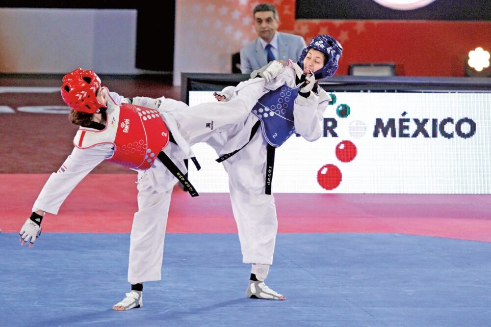 Itzel Manjarrez (der) ganó un combate y perdió dos en los 49 kilos (CARLOS MEJÍA. EL UNIVERSAL)