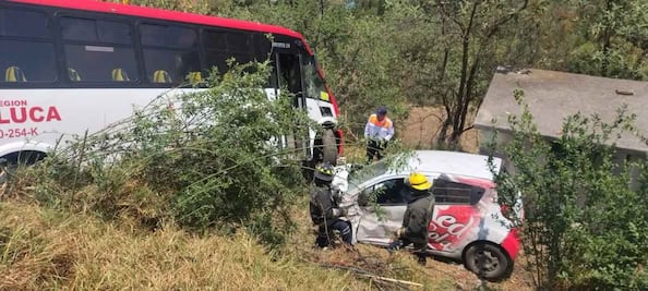 Chocan camión de pasajeros y vehículo en Lerma, Estado de México; ambos conductores se encuentran lesionados 