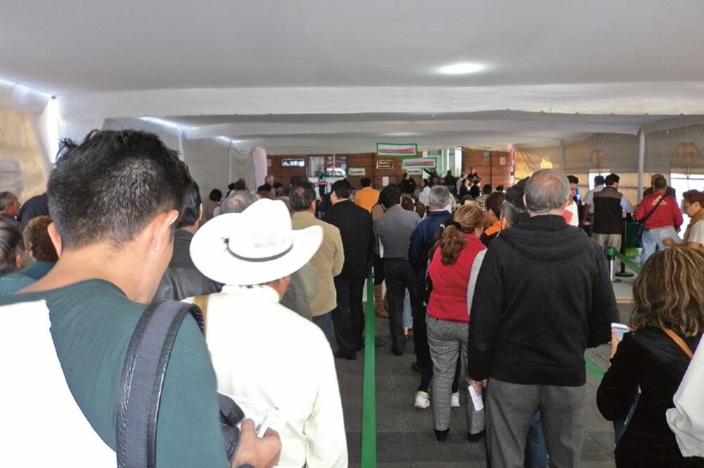 En Cuautitlán Izcalli sólo cobraron la primera quincena de enero trabajadores sindicalizados, policías municipales y bomberos; mandos superiores no cobrarán hasta la segunda quincena (ARCHIVO EL UNIVERSAL)