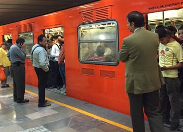 Elementos de la Policía Auxiliar evitan que que hombre atente contra su vida en Metro Deportivo 18 de Marzo