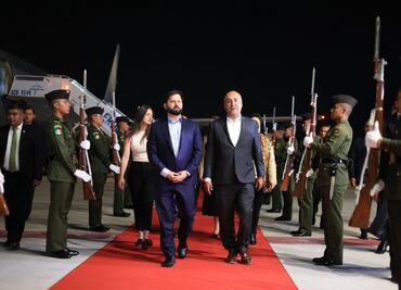 Personal de la SRE recibe a Gabriel Boric, presidente de Chile, a su arribo a México