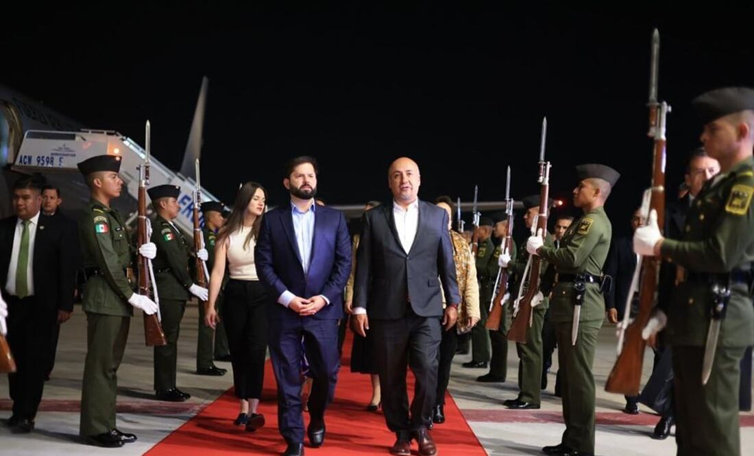 Personal de la SRE recibe a Gabriel Boric, presidente de Chile, a su arribo a México