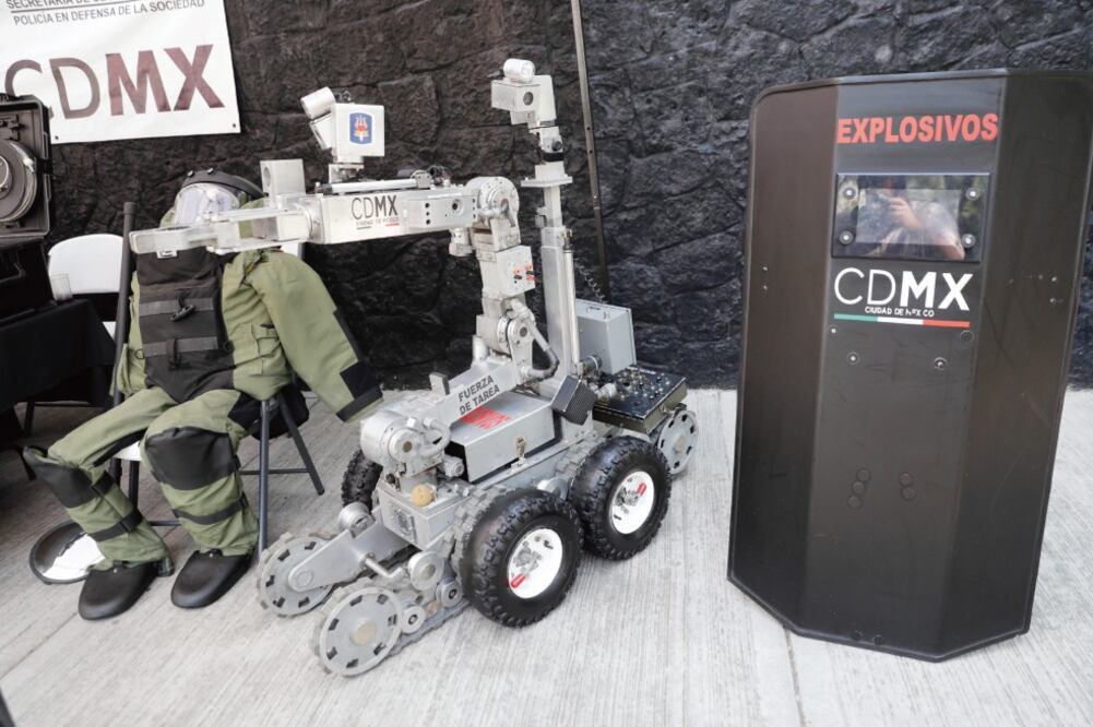 Ante la posibilidad de un atentado con explosivos, el agrupamiento Fuerza de Tarea desplegó robots y trajes especiales antibombas. (IVÁN STEPHENS. EL UNIVERSAL)