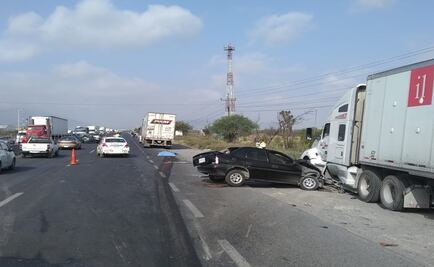 Tráiler impacta a automóvil en Nuevo León; hay un muerto y un herido