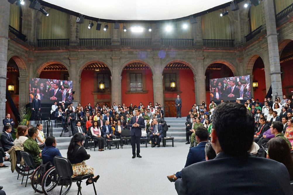 En Palacio Nacional, el presidente Enrique Peña Nieto conversó con jóvenes, ante quienes destacó que la educación es una de las prioridades de su gobierno (ESPECIAL)