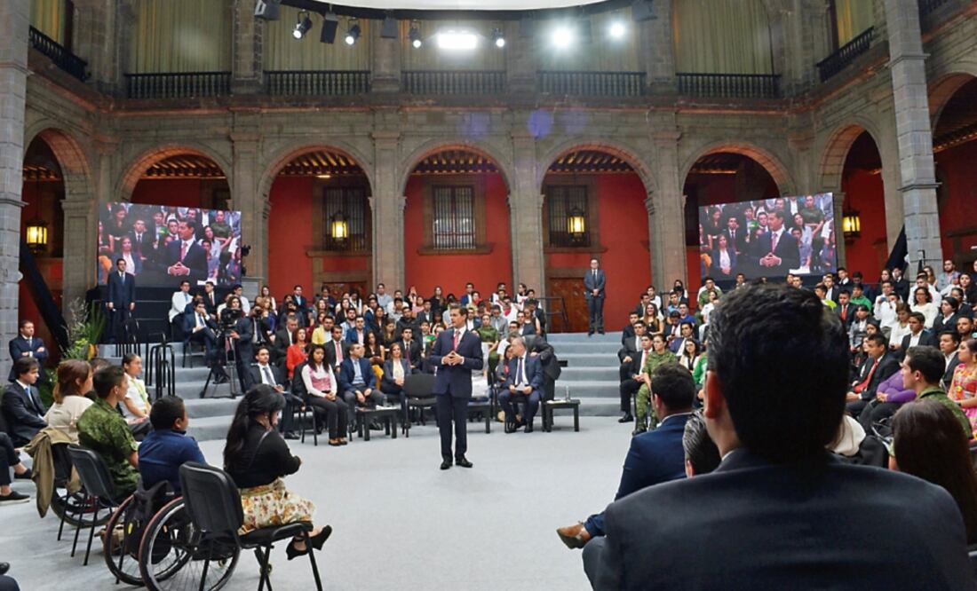 En Palacio Nacional, el presidente Enrique Peña Nieto conversó con jóvenes, ante quienes destacó que la educación es una de las prioridades de su gobierno (ESPECIAL)