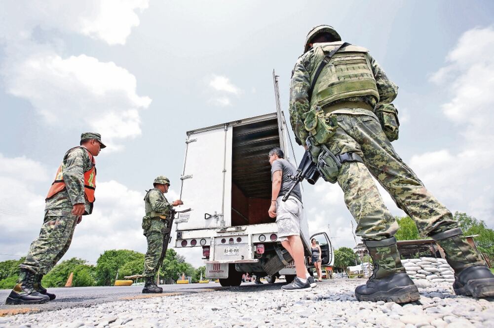 En el estado militares realizan constantes operativos carreteros con el objetivo de identificar vehículos en los que los cárteles de la droga transportan armas y mercancía (ARCHIVO. EL UNIVERSAL)