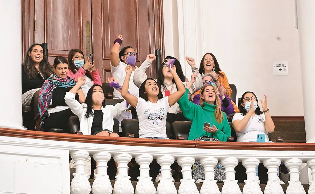 A la sesión del pleno acudieron colectivos feministas, los cuales mostraron su felicidad y gozo tras la aprobación del dictamen y gritaron: “¡Ya es ley, ya es ley, la violencia vicaria ya es ley!”. Foto: Especial